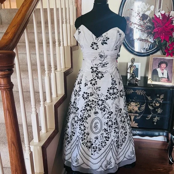 *Vintage Black and White Papell Boutique - Picture 6 of 16